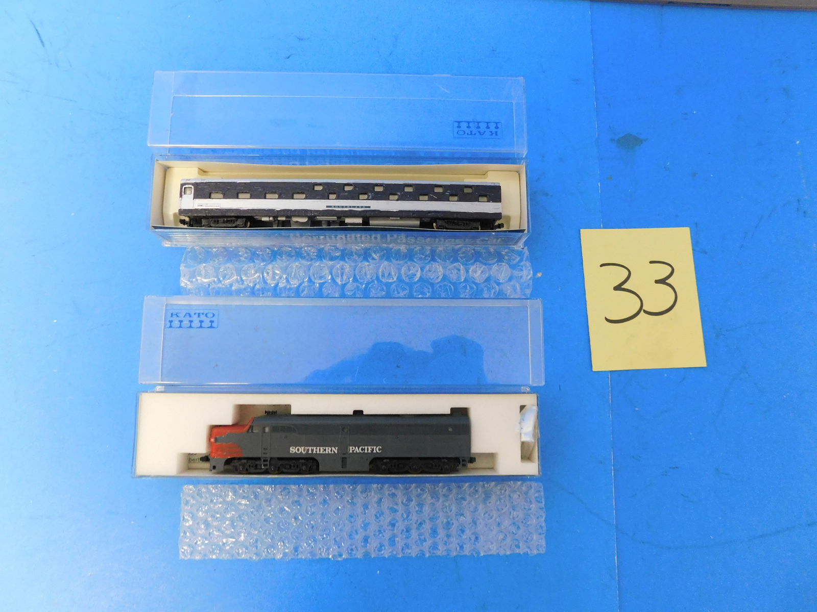 Kato N Gauge PA-1 painted in Southern Pacific and Passenger car (1 of 6)