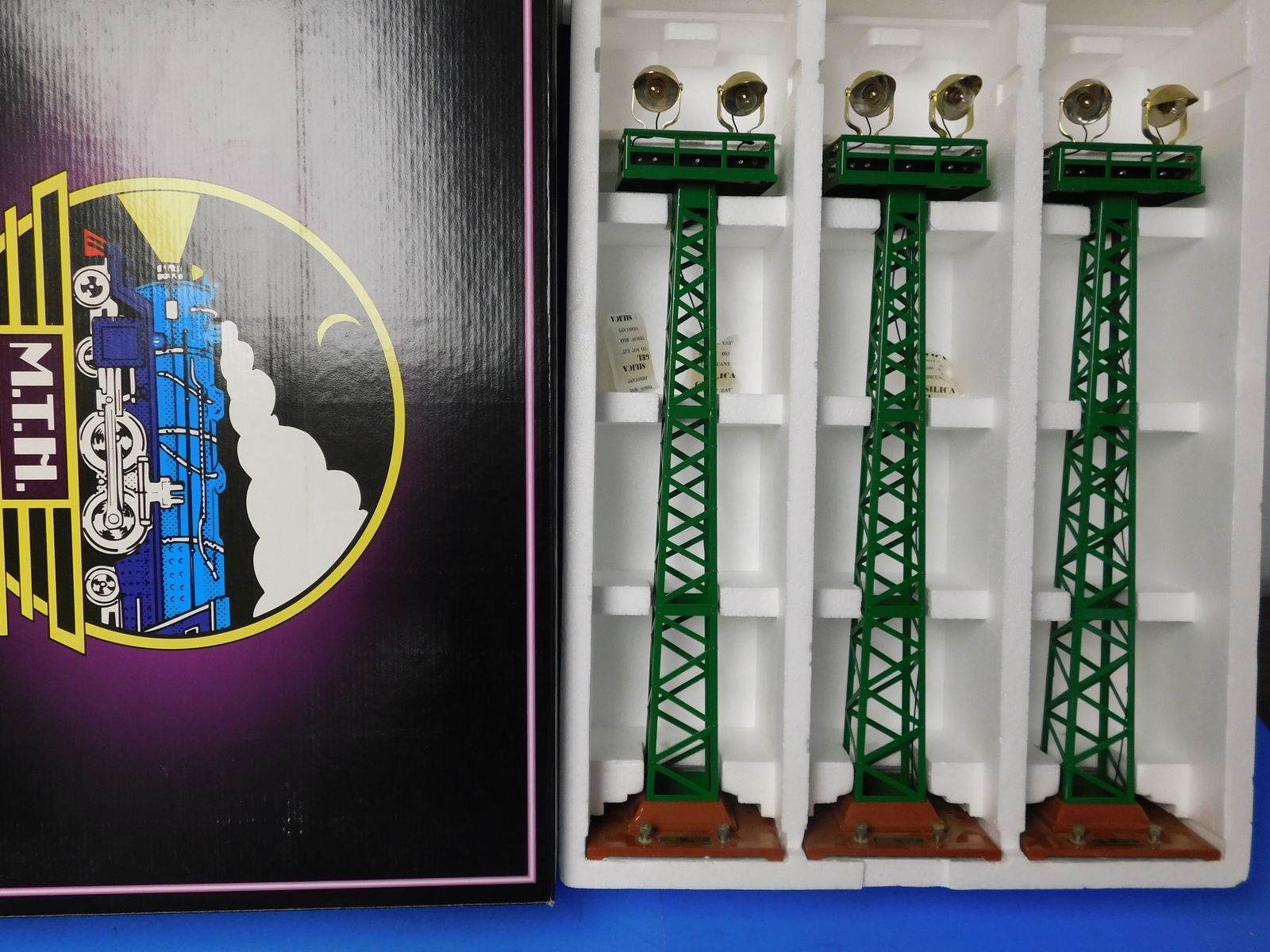 MTH Tinplate 92 Flood Light Towers. 1044 Warehouse (1 of 3)