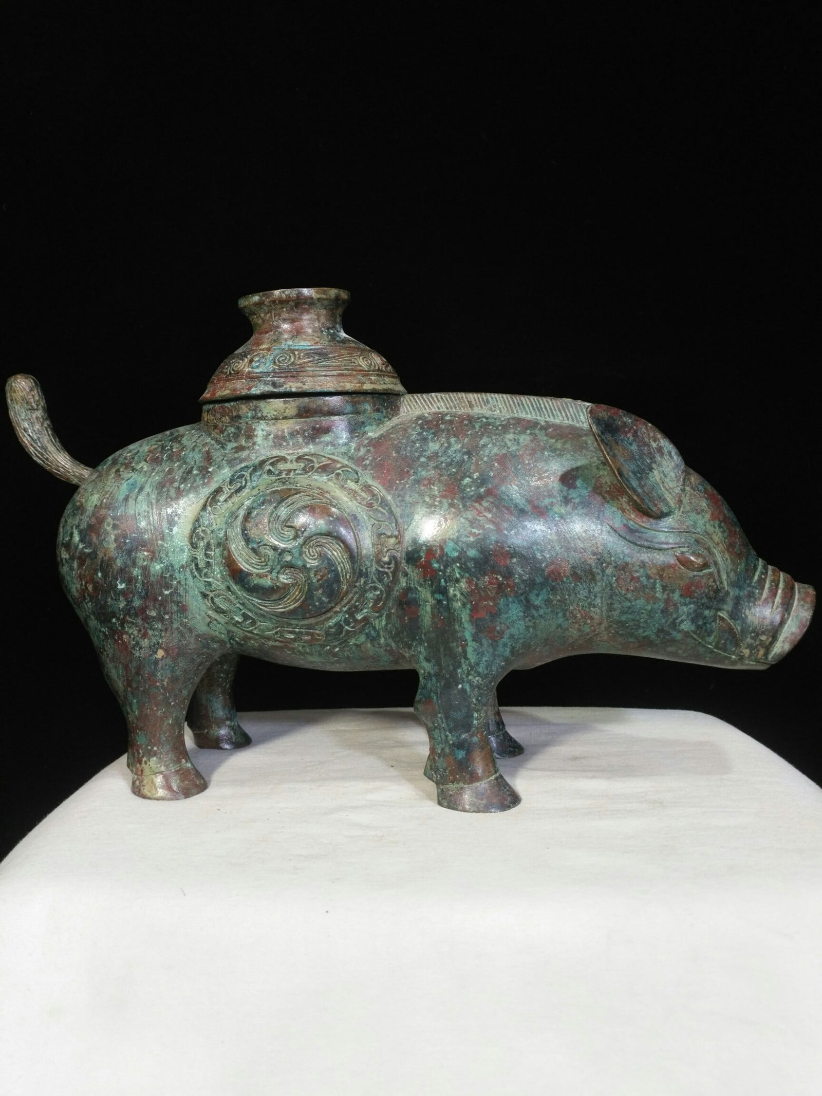 Chinese bronze ware pig shape vessel Shang dynasty (1 of 9)