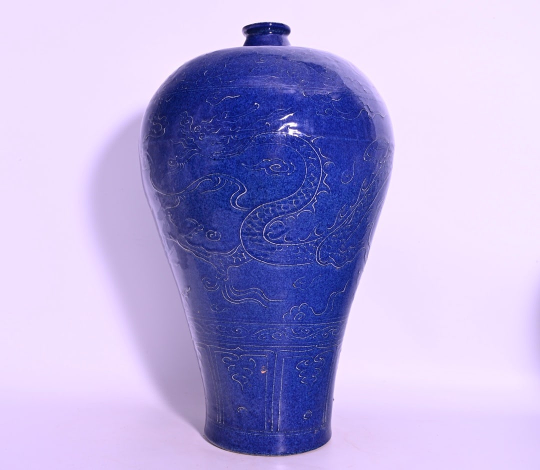 Chinese blue and white porcelain vase Yuan dynasty (1 of 9)