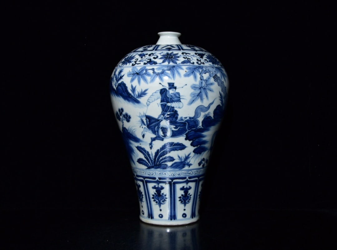 Chinese blue and white porcelain vase Yuan dynasty (1 of 9)