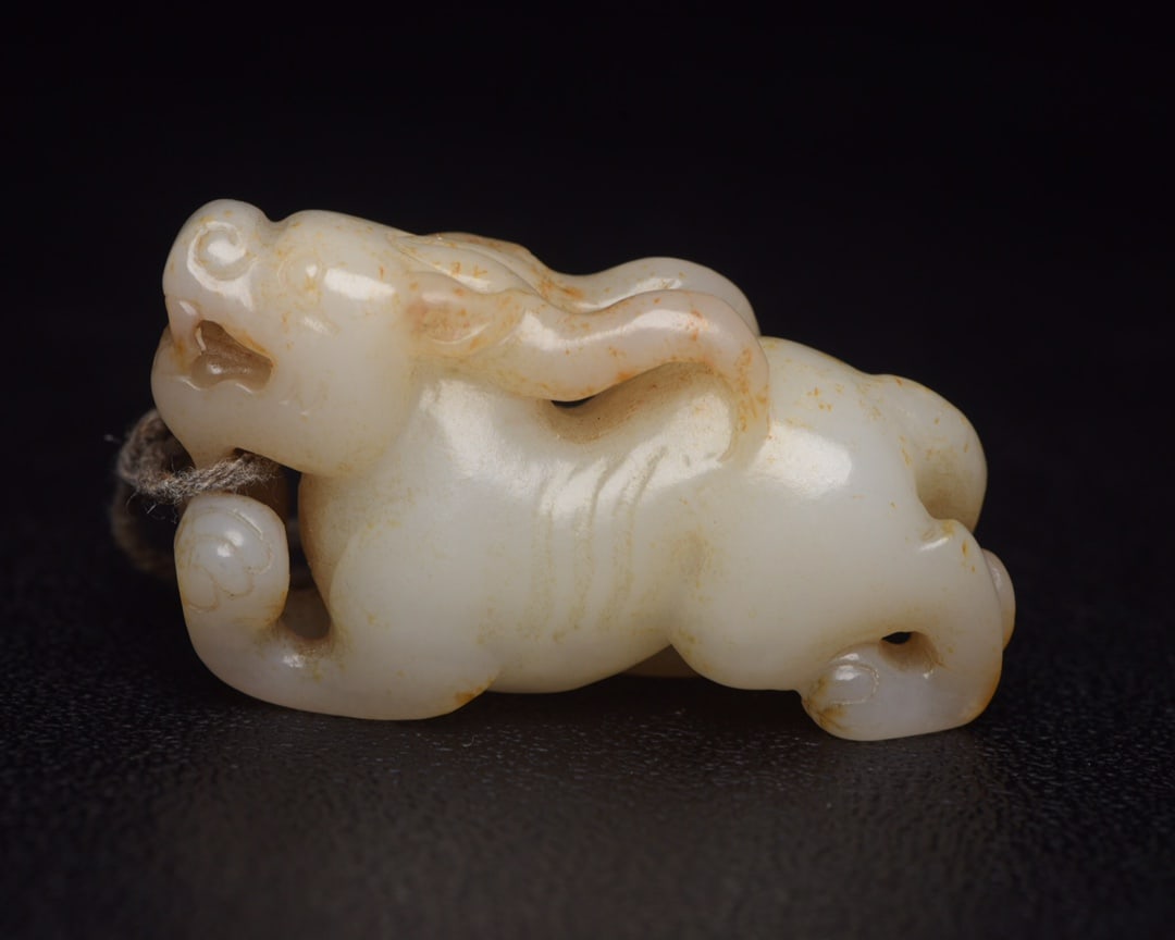 Chinese natural jade carved animal statue Qing dynasty (1 of 9)
