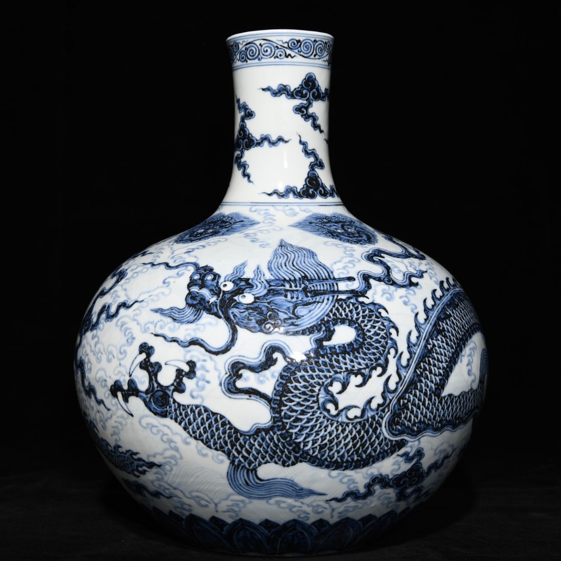 Chinese blue and white porcelain vase Ming dynasty Xuande Mark & Period (1 of 9)