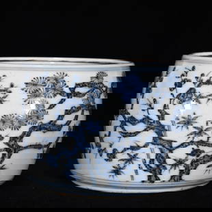 Chinese blue and white porcelain pot Ming dynasty Xuande Mark & Period: Size: Height 13.5 cm - Width 9.5 cm Materials: Porcelain Time Period: Ming dynasty Manufactured Date: Xuande Mark & Period Origin: China