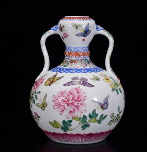 Chinese famille rose porcelain vase Qing dynasty Yongzheng Mark & Period: Size: Height 23 cm - Width 17 cm Materials: Porcelain Time Period: Qing dynasty Manufactured Date: Yongzheng Mark & Period Origin: China