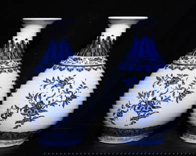 Chinese blue and white porcelain vase pair Qing dynasty Qianlong Mark & Per: Size: Height 31 cm - Width 20 cm Materials: Porcelain Time Period: Qing dynasty Manufactured Date: Qianlong Mark & Period Origin: China