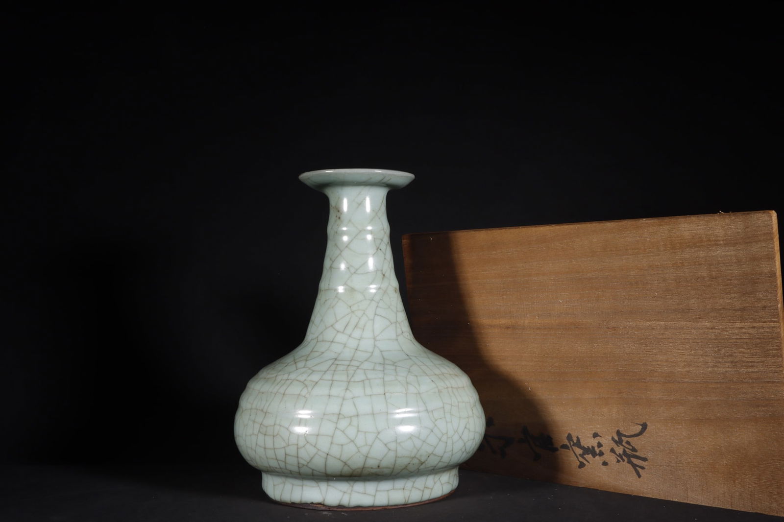 Chinese official kiln porcelain vase Song dynasty (1 of 9)