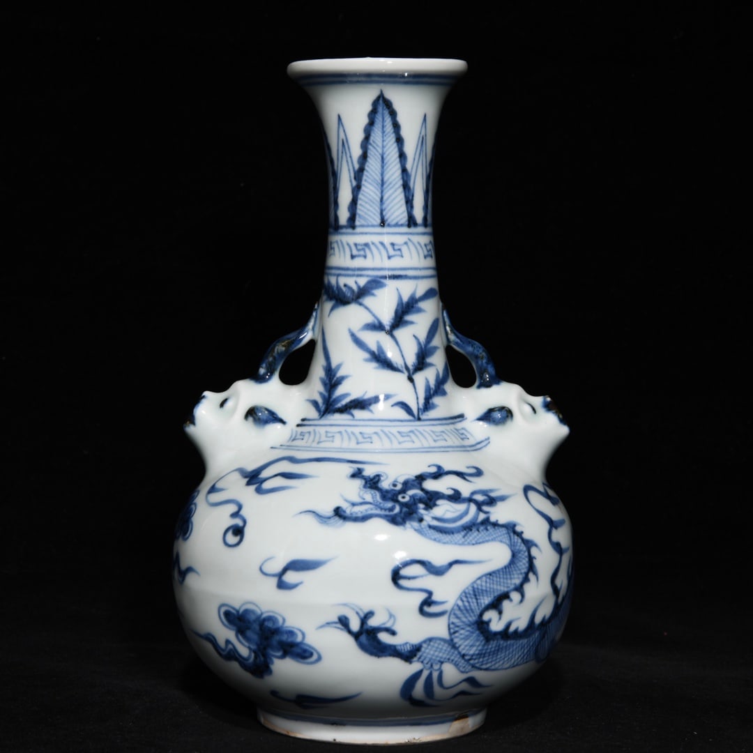Chinese blue and white porcelain jar Yuan dynasty: Size: Height 23 cm - Width 14 cm Materials: Porcelain Time Period: Yuan dynasty Manufactured Date: 13th-c Period Object: Chinese Antique The Yuan dynasty, officially the Great Yuan, was a Mongol-led i