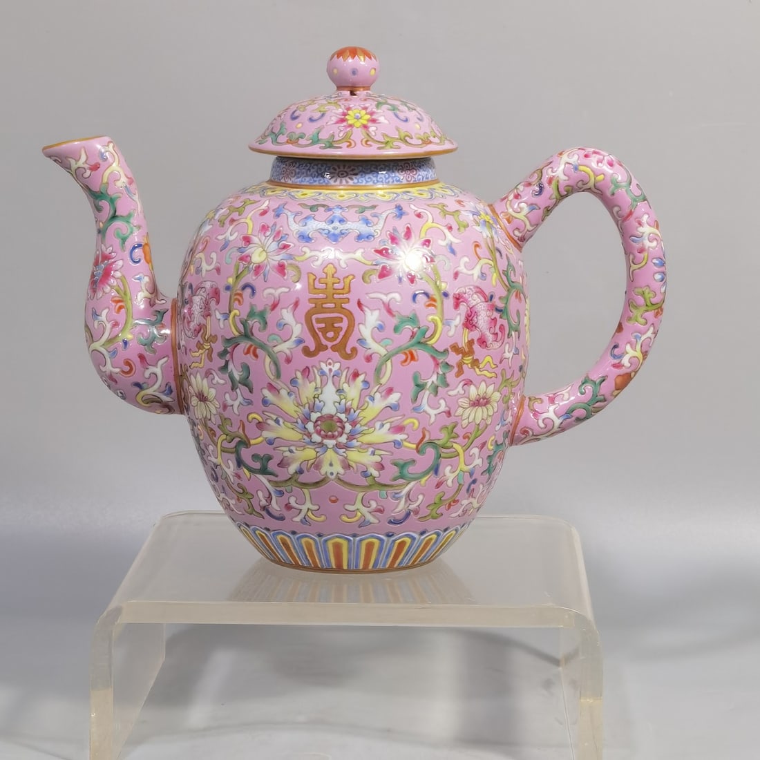 Chinese famille rose porcelain vase Qing dynasty Qianlong Mark & Period: Size: Height 16 cm - Width 18.5 cm Materials: Porcelain Time Period: Qing dynasty Manufactured Date: Qianlong Mark & Period Object: Chinese Antique ⛨ Purchase With Confidence ✔ Veri