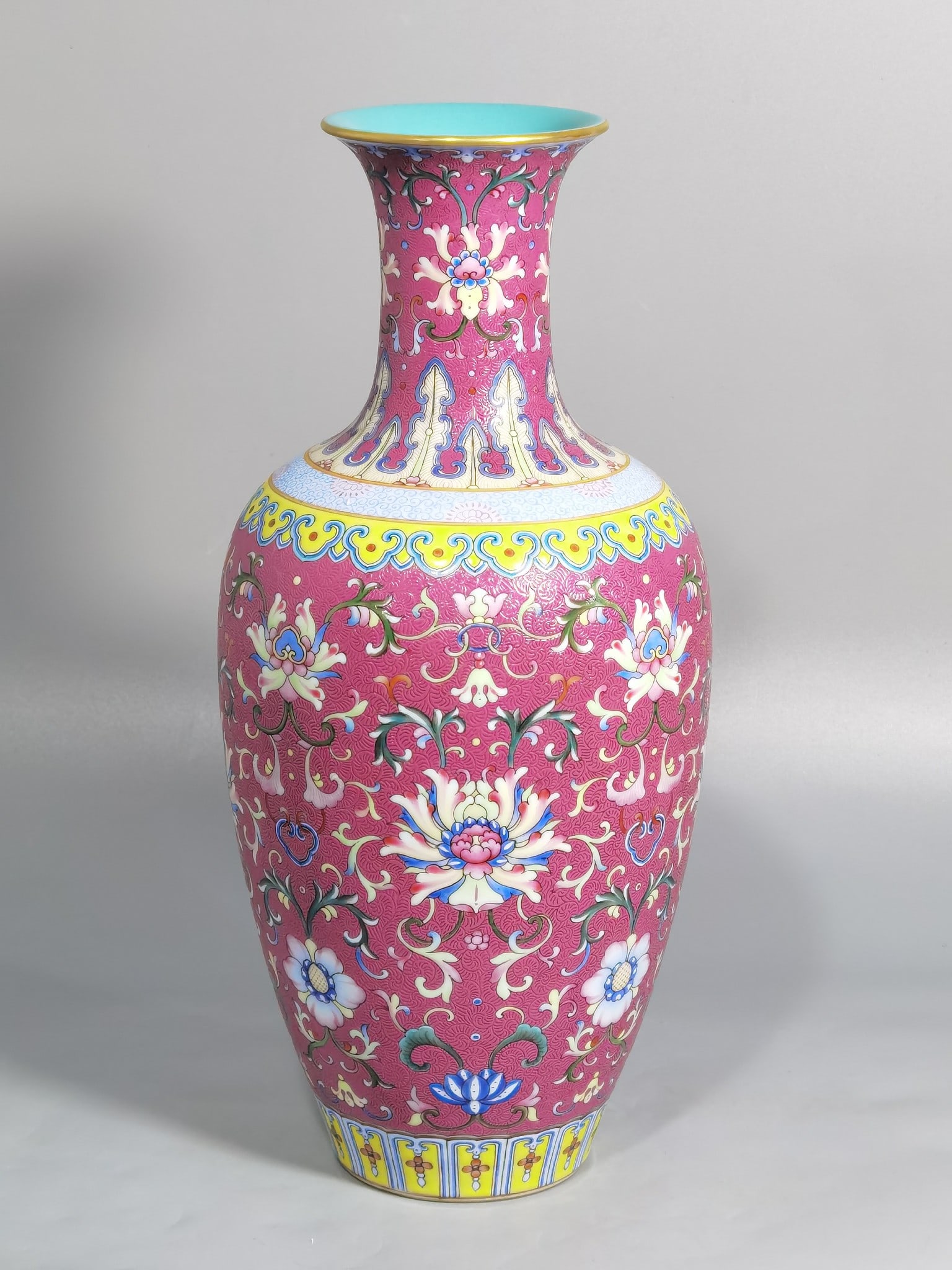 Chinese famille rose porcelain vase Qing dynasty Qianlong Mark & Period: Size: Height 27.8 cm - Width 12.5 cm Materials: Porcelain Time Period: Qing dynasty Manufactured Date: Qianlong Mark & Period Object: Chinese Antique ⛨ Purchase With Confidence ✔ Ve