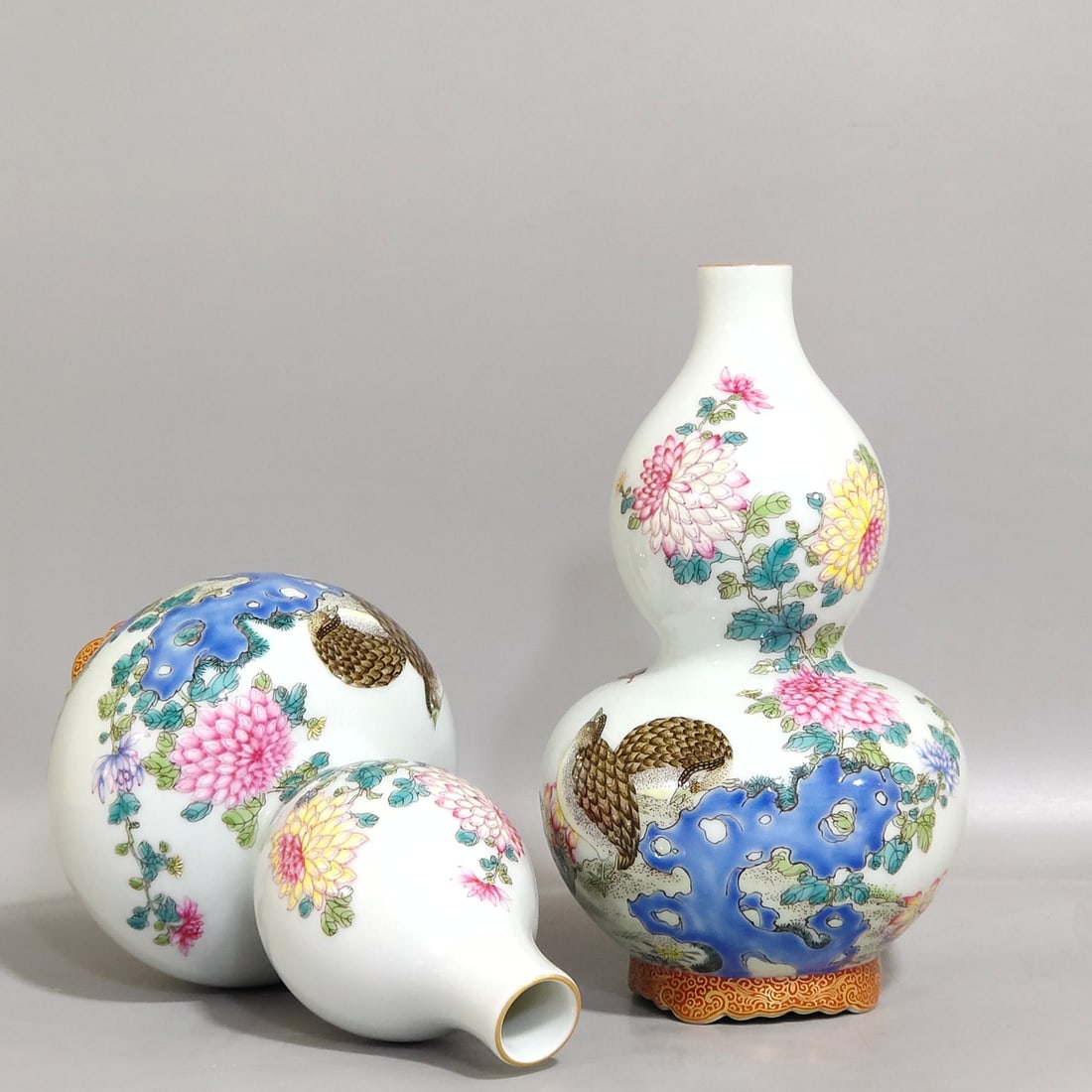 Chinese famille rose porcelain vase pair Qing dynasty Qianlong Mark & Period: Size: Height 15.5 cm - Width 9 cm Materials: Porcelain Time Period: Qing dynasty Manufactured Date: Qianlong Mark & Period Object: Chinese Antique ⛨ Purchase With Confidence ✔ Verif