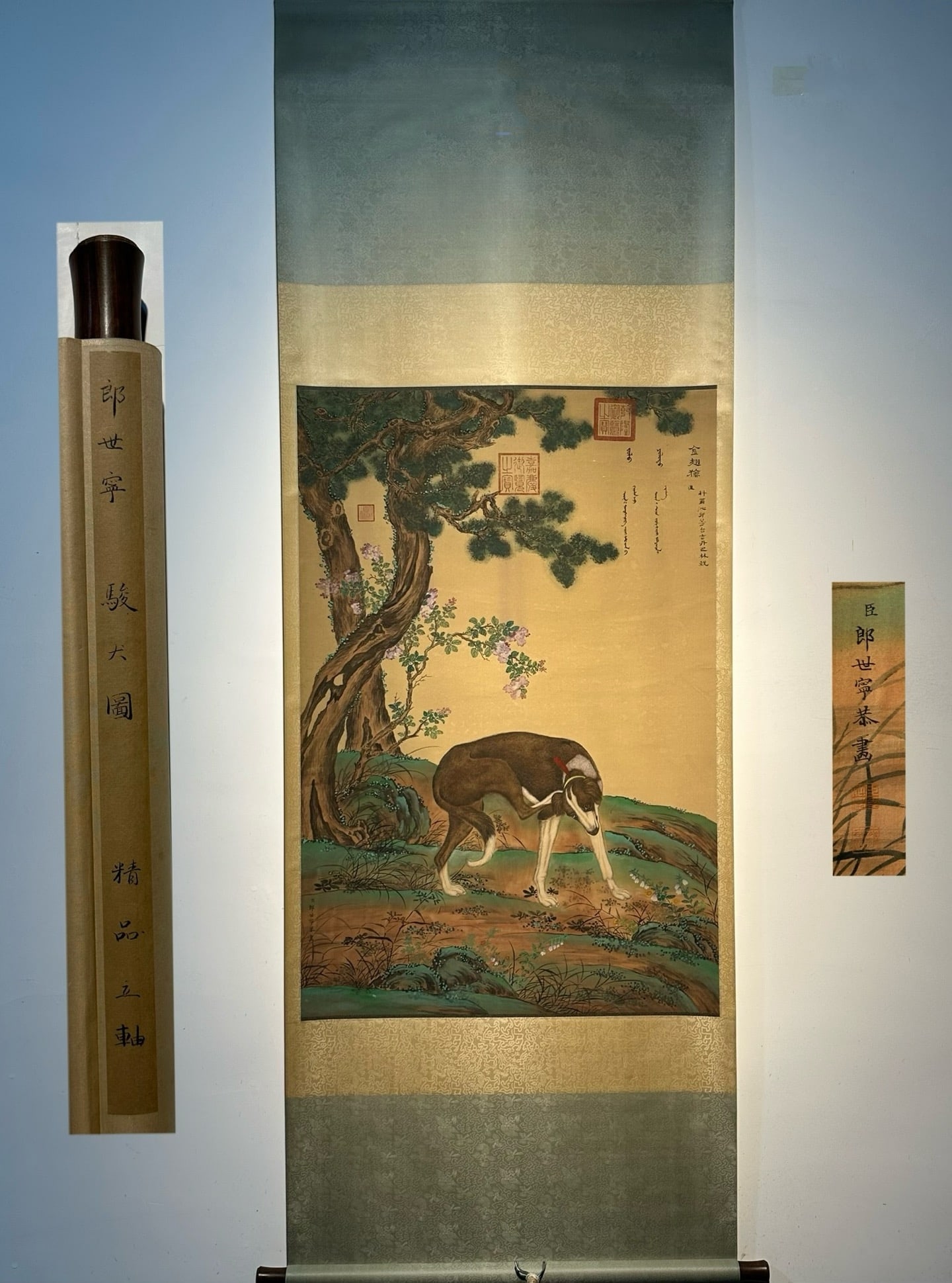 Chinese scroll painting Ming dynasty Giuseppe Castiglione: Size: Height 168 cm - Width 71 cm Materials: ink color and silk paper Time Period: Ming dynasty Manufactured by: Giuseppe Castiglione Object: Chinese Antique A masterpiece of hand-painted silk scroll