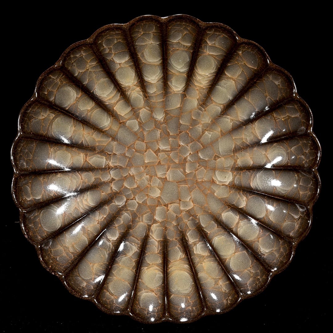 Chinese guan kiln porcelain plate Song dynasty: Size: Width 17 cm - Height 3.5 cm Materials: Porcelain Time Period: Song dynasty Manufactured Date: 10th-c Period Object: Chinese Antique ⛨ Purchase With Confidence ✔ Verified Aucti