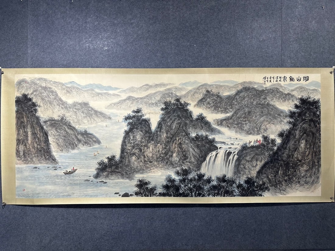 Chinese scroll painting Qing dynasty Fu Baoshi: Size: Height 360 cm - Width 140 cm Materials: ink color and paper Time Period: Qing dynasty Manufactured by: Fu Baoshi Object: Chinese Antique A fine hand-painted landscape painting, over 12 feet long