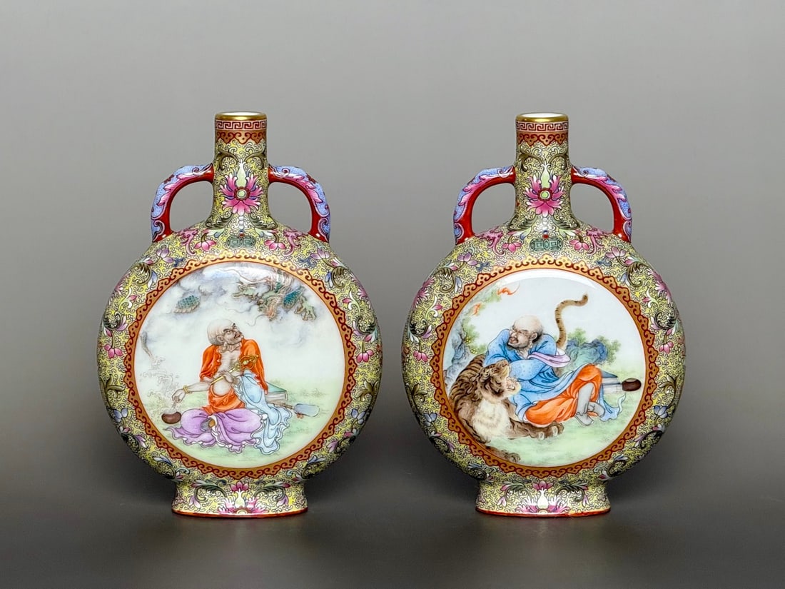 Chinese famille rose porcelain vase pair Qing dynasty Qianlong Mark & Period: Size: Height 16.1 cm - Width 11.5 cm Materials: Porcelain Time Period: Qing dynasty Manufactured Date: Qianlong Mark & Period Object: Chinese Antique ⛨ Purchase With Confidence ✔ Ve