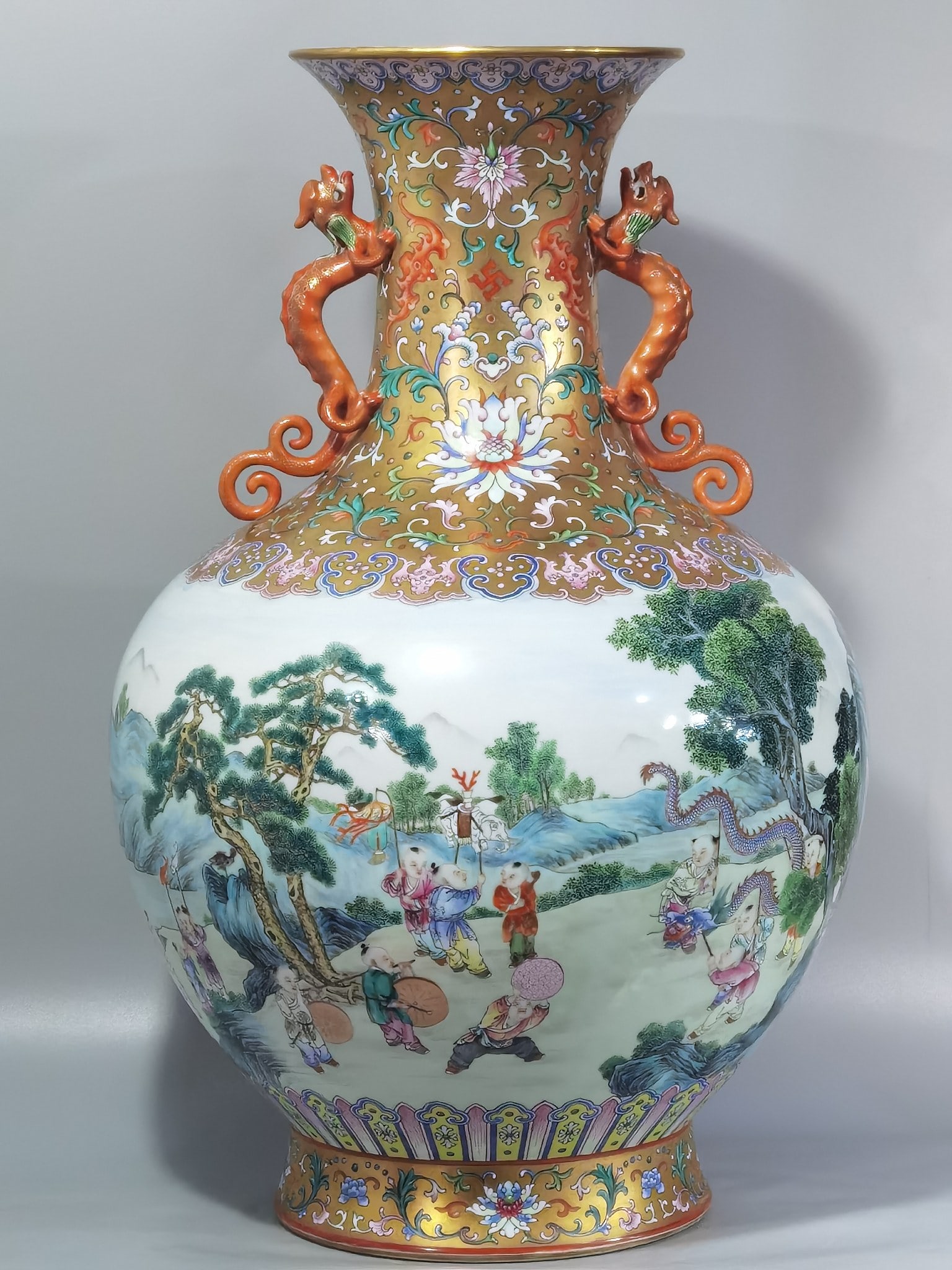 Rare and Huge Chinese famille rose porcelain vase Qing dynasty Qianlong Mark & Period: Size: Height 56.2 cm - Width 37 cm Materials: Porcelain Time Period: Qing dynasty Manufactured Date: Qianlong Mark & Period Object: Chinese Antique ⛨ Purchase With Confidence ✔ Veri