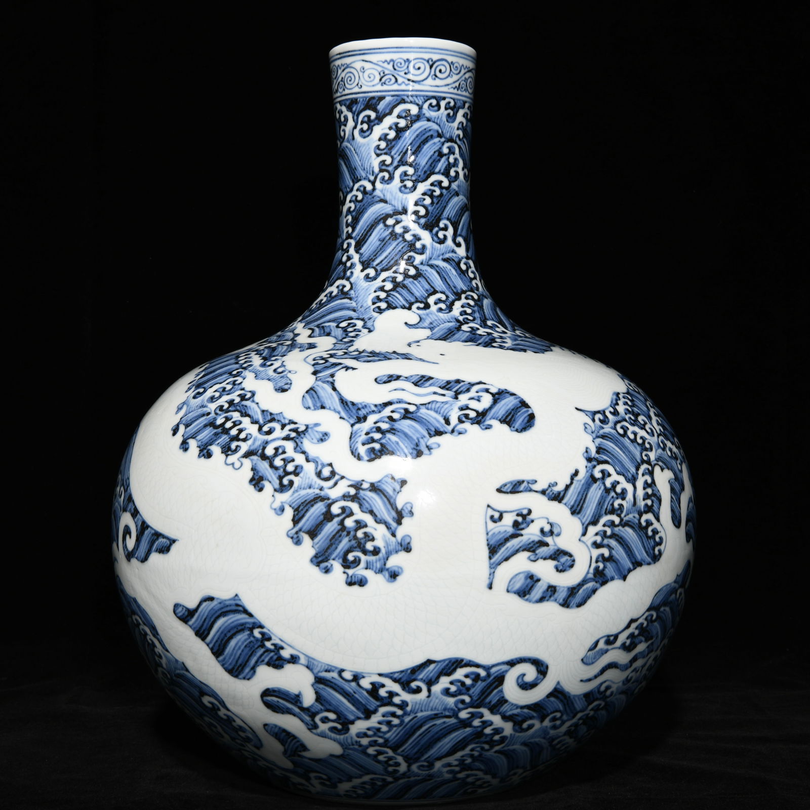 Chinese blue and white porcelain vase Ming dynasty Xuande Mark & Period (1 of 9)