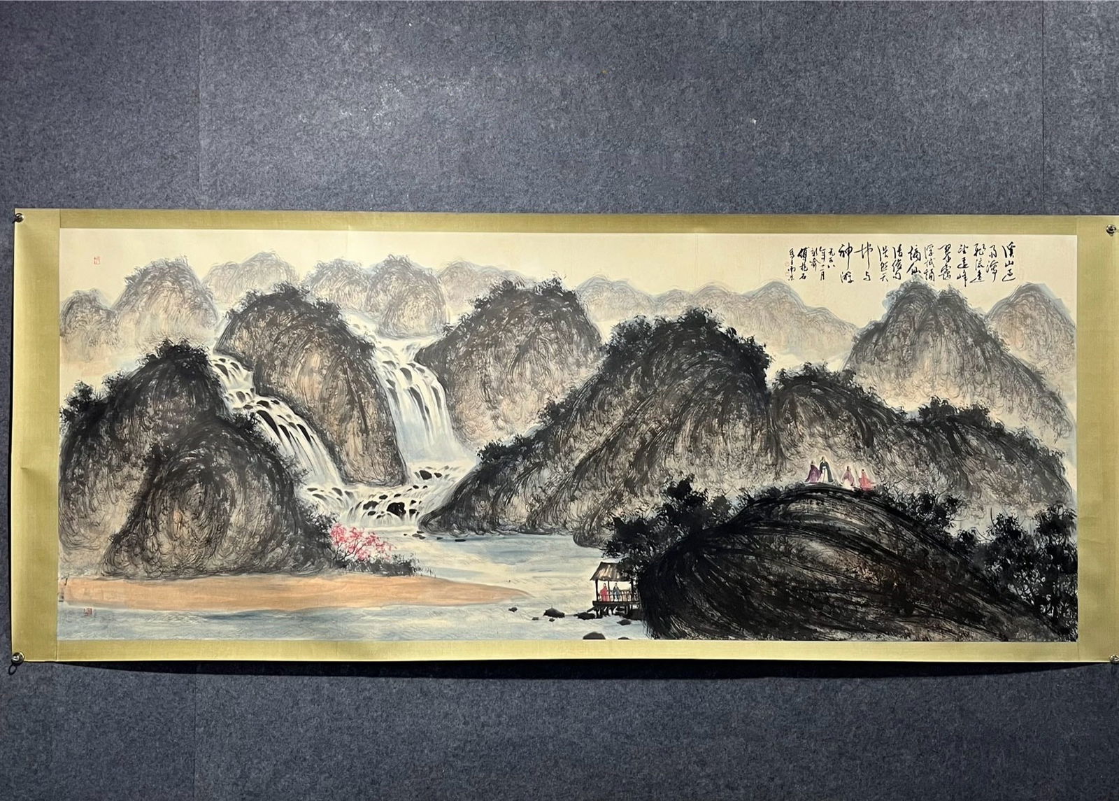 Chinese scroll painting Qing dynasty Fu Baoshi: Size: Height 360 cm - Width 140 cm Materials: ink color and paper Time Period: Qing dynasty Manufactured by: Fu Baoshi Object: Chinese Antique A fine hand-painted landscape painting, over 12 feet long
