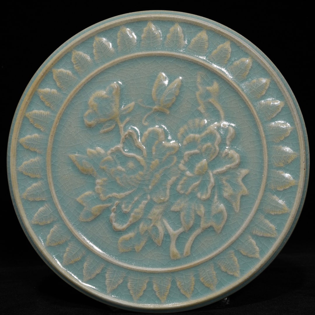 Chinese ru kiln porcelain plate Song dynasty (1 of 9)