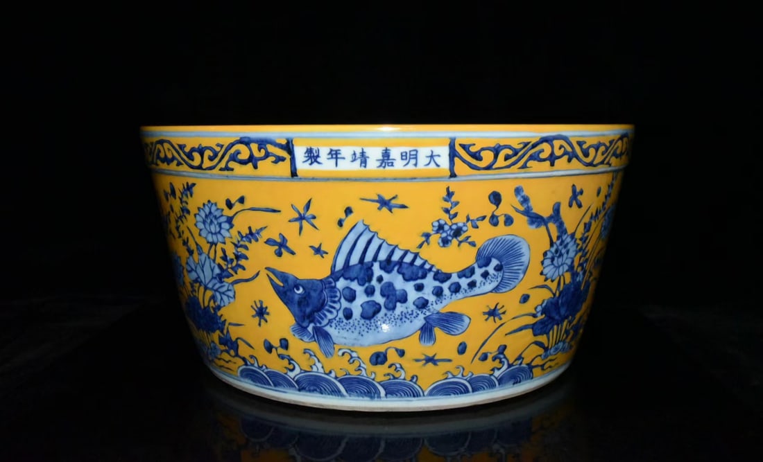 Ming Dynasty Jiajing period yellow-glazed blue and white fish and grass foot basin: Size: Width 45.5 cm - Height 22 cm Materials: Porcelain Time Period: Ming dynasty Manufactured Date: jiajing Mark & Period Object: Chinese Antique ⛨ Purchase With Confidence ✔ Verif