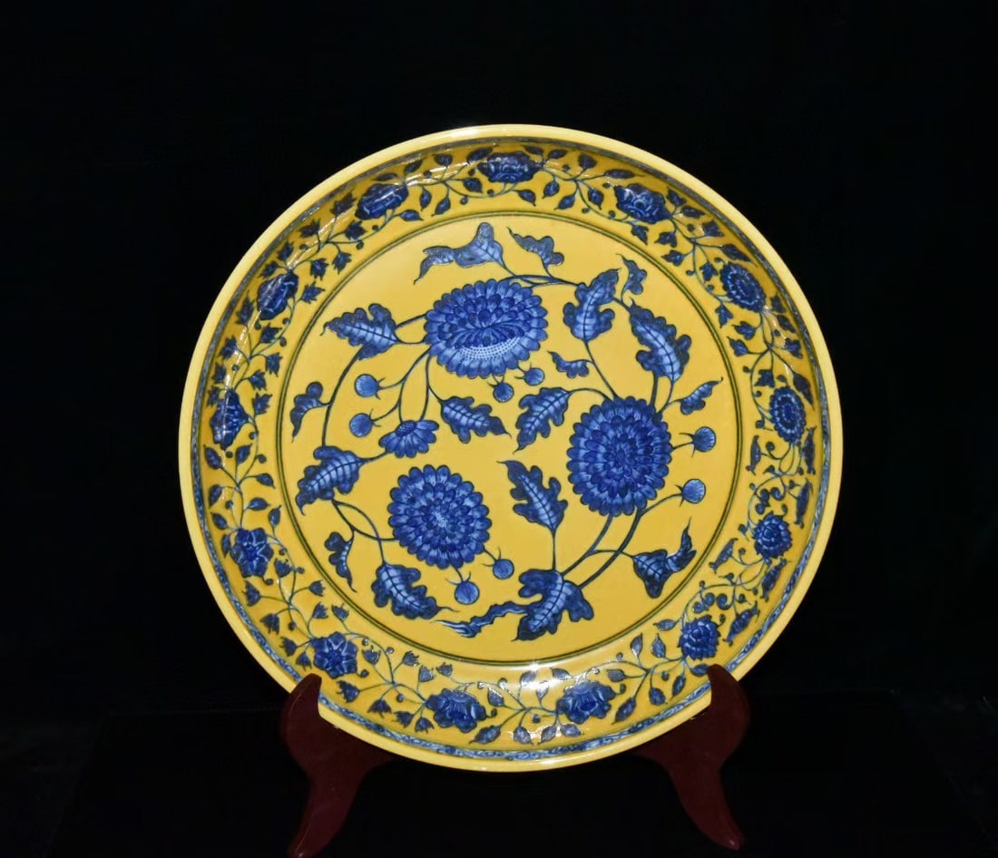 Chinese blue and yellow porcelain plate Ming dynasty Xuande Mark & Period: Size: Width 40 cm - Height 6.5 cm Materials: Porcelain Time Period: Ming dynasty Manufactured Date: Xuande Mark & Period Object: Chinese Antique ⛨ Purchase With Confidence ✔ Verifie