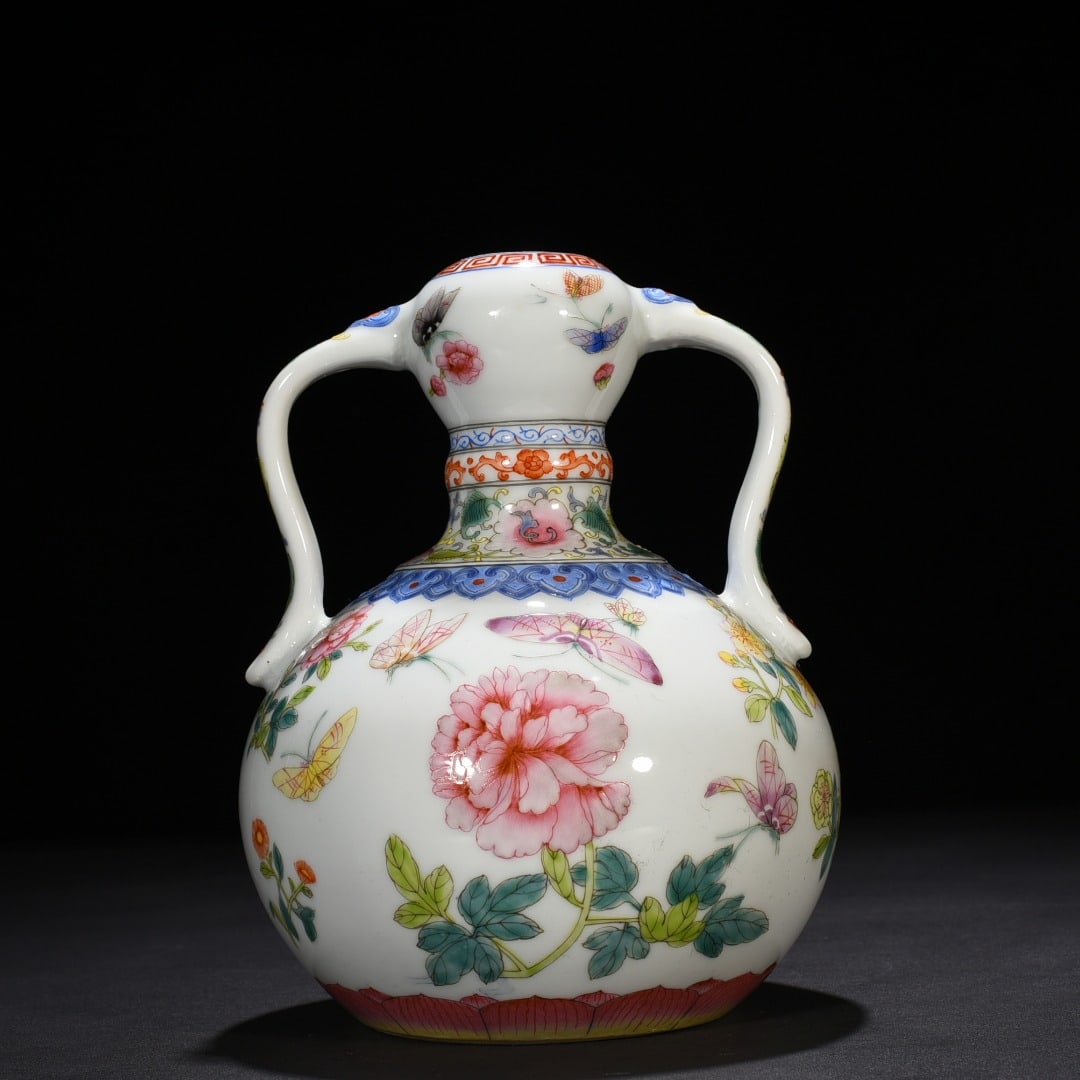Chinese famille rose porcelain vase Qing dynasty Qianlong Mark & Period: Size: Height 24 cm - Width 17 cm Materials: Porcelain Time Period: Qing dynasty Manufactured Date: Qianlong Mark & Period Object: Chinese Antique ⛨ Purchase With Confidence ✔ Verifi