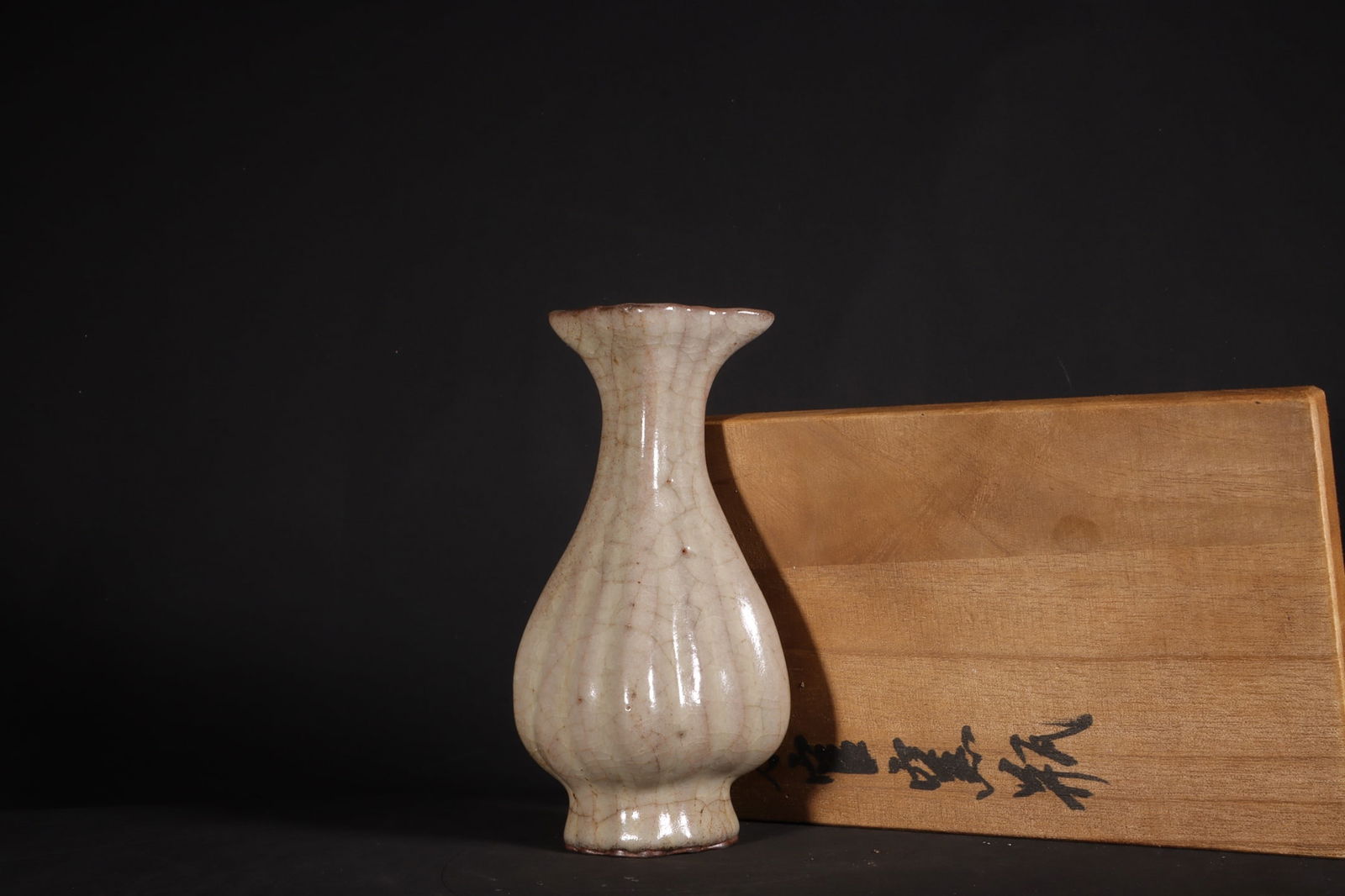 Chinese guan kiln porcelain vase Song dynasty (1 of 9)
