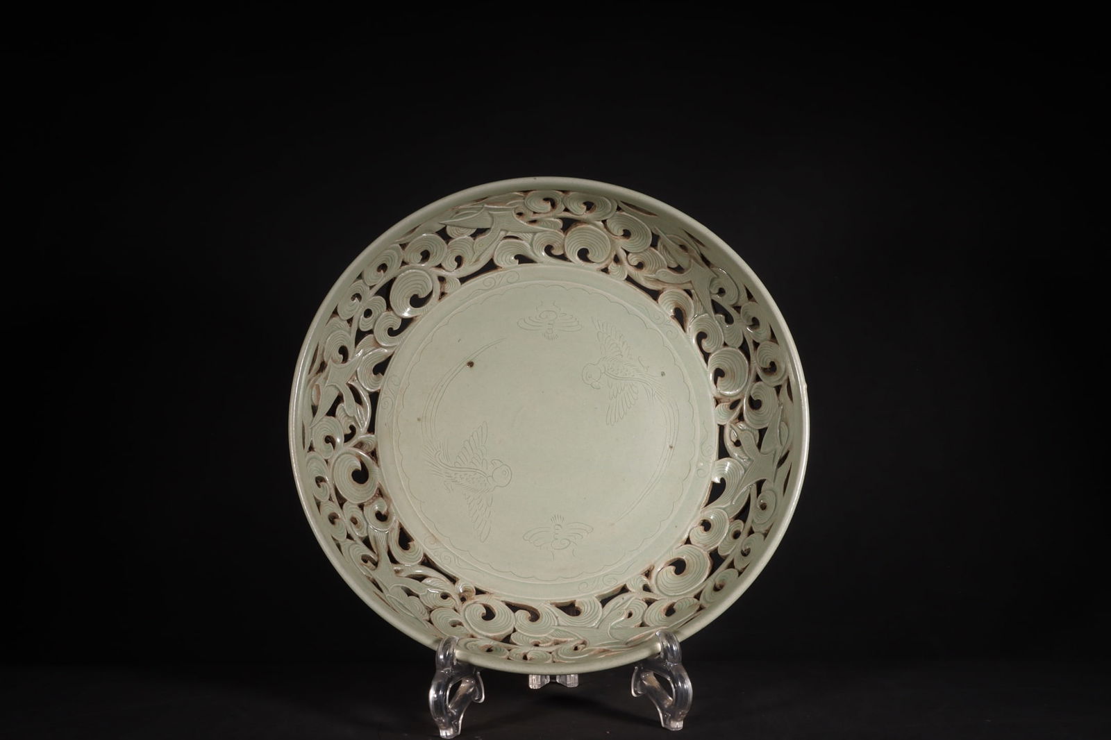 Chinese yue kiln porcelain plate Song dynasty (1 of 9)