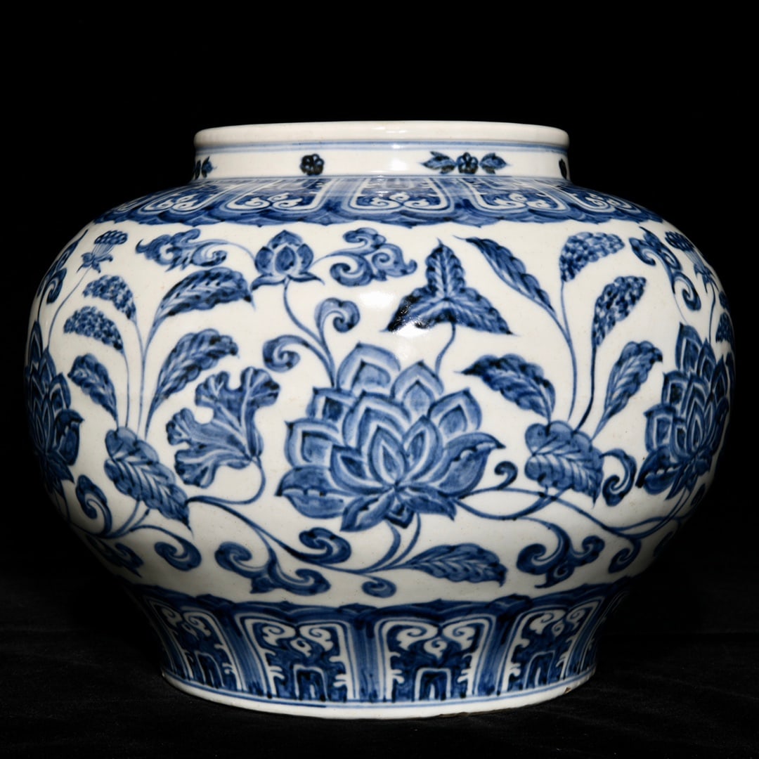 Chinese blue and white porcelain jar Yuan dynasty: Size: Height 22 cm - Width 28 cm Materials: Porcelain Time Period: Yuan dynasty Manufactured Date: 13th-c Period Object: Chinese Antique ⛨ Purchase With Confidence ✔ Verified Auctio