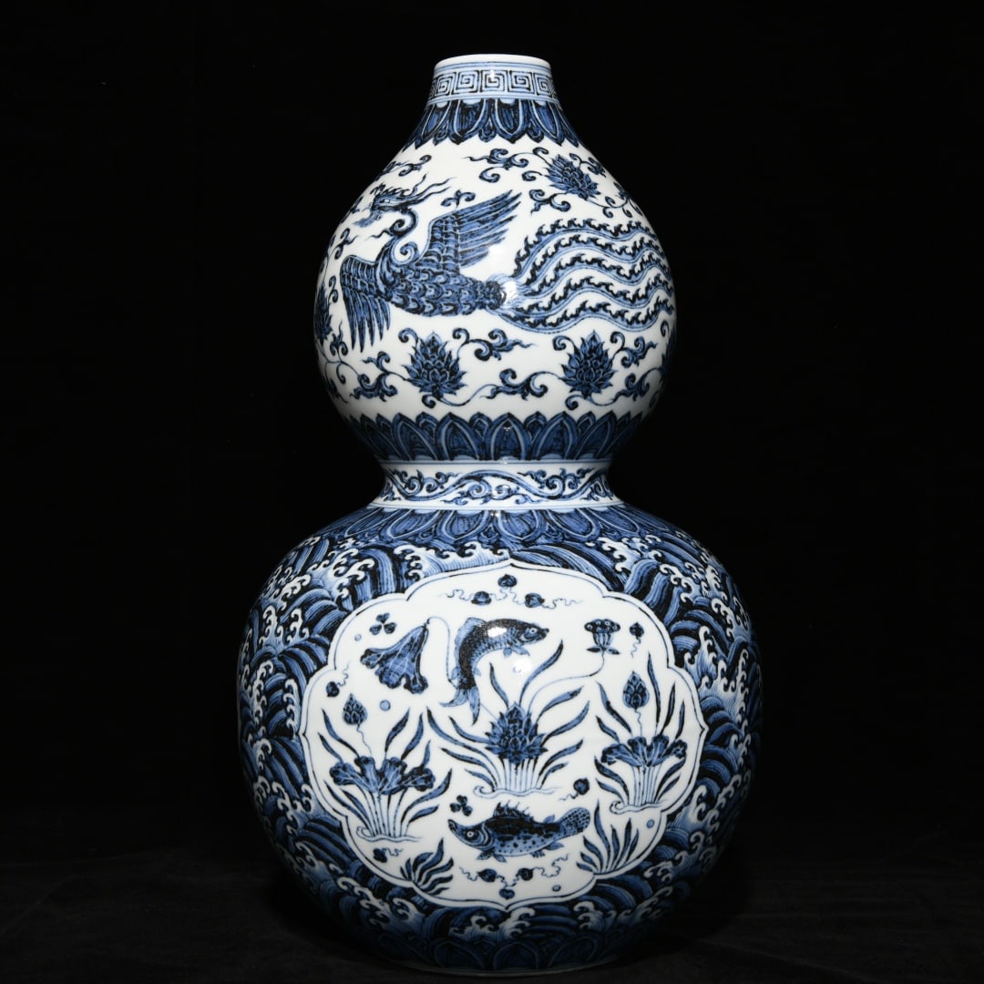 Chinese blue and white porcelain vase Ming dynasty Xuande Mark & Period: Size: Height 48 cm - Width 28 cm Materials: Porcelain Time Period: Ming dynasty Manufactured Date: Xuande Mark & Period Object: Chinese Antique ⛨ Purchase With Confidence ✔ Verified