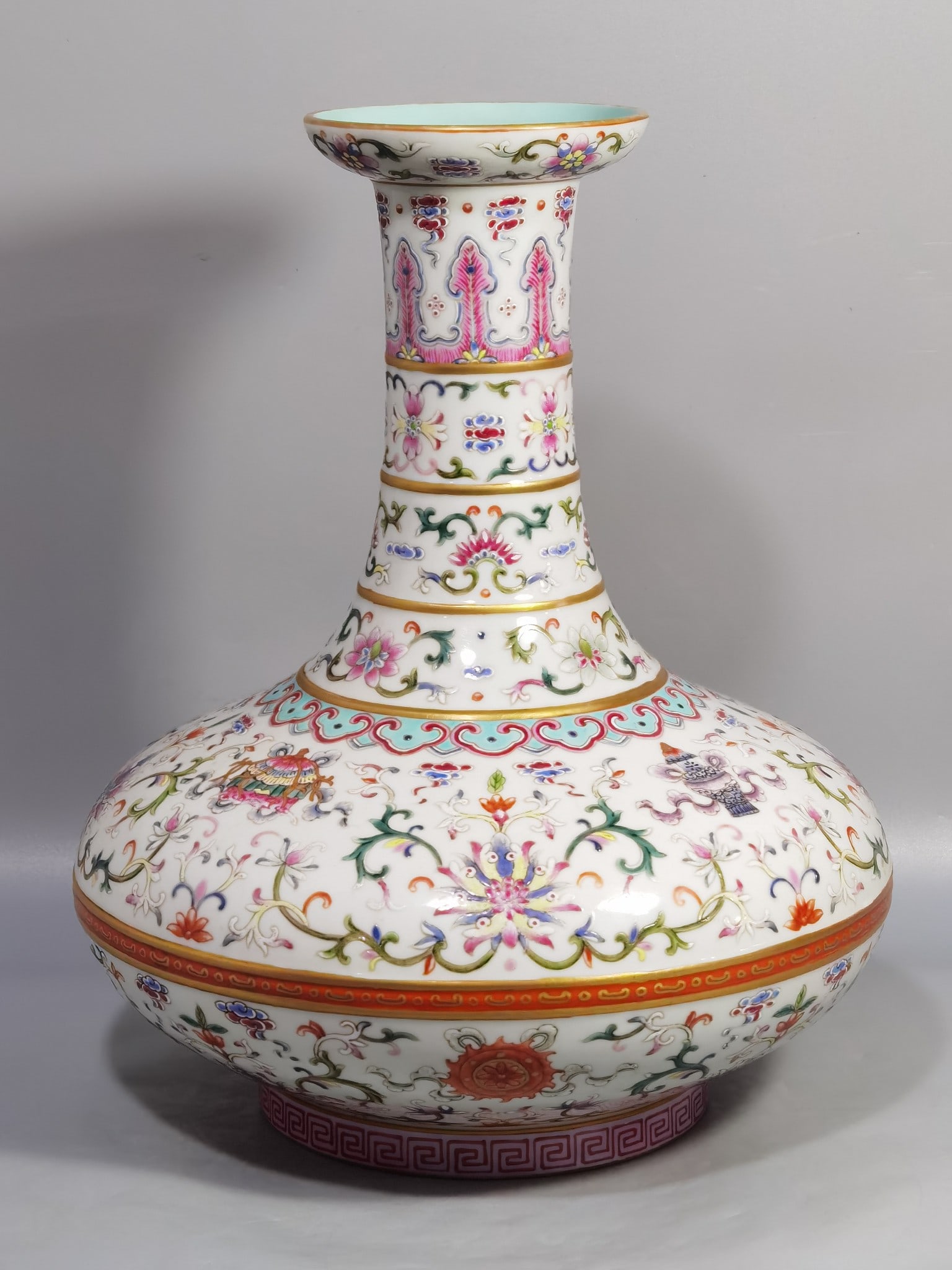 Chinese famille rose porcelain vase Qing dynasty Qianlong Mark & Period (1 of 9)