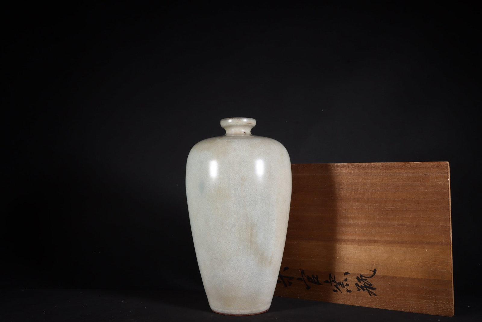 Chinese official kiln porcelain vase Song dynasty (1 of 9)