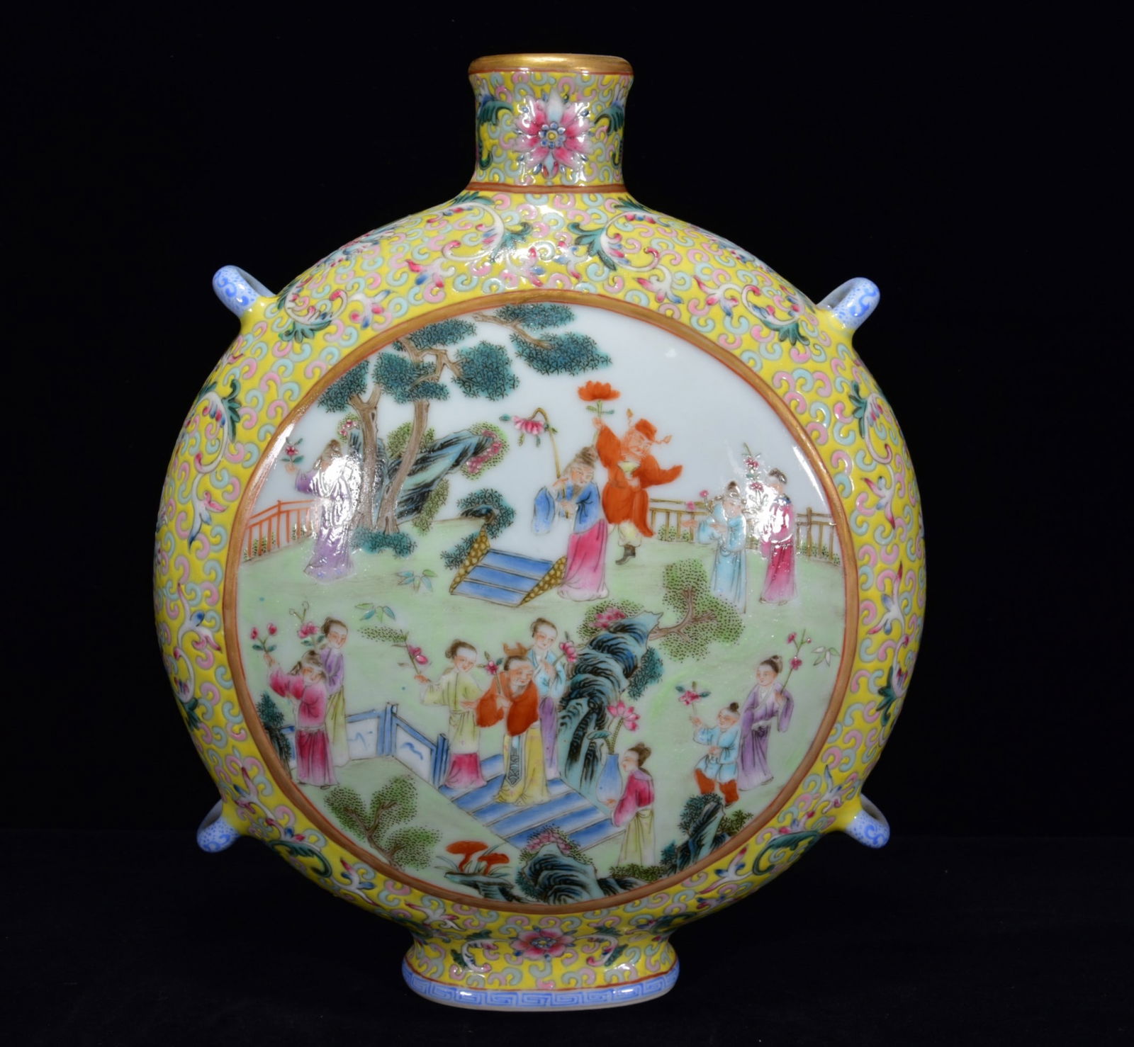 Chinese famille rose porcelain vase Qing dynasty Qianlong Mark & Period (1 of 9)