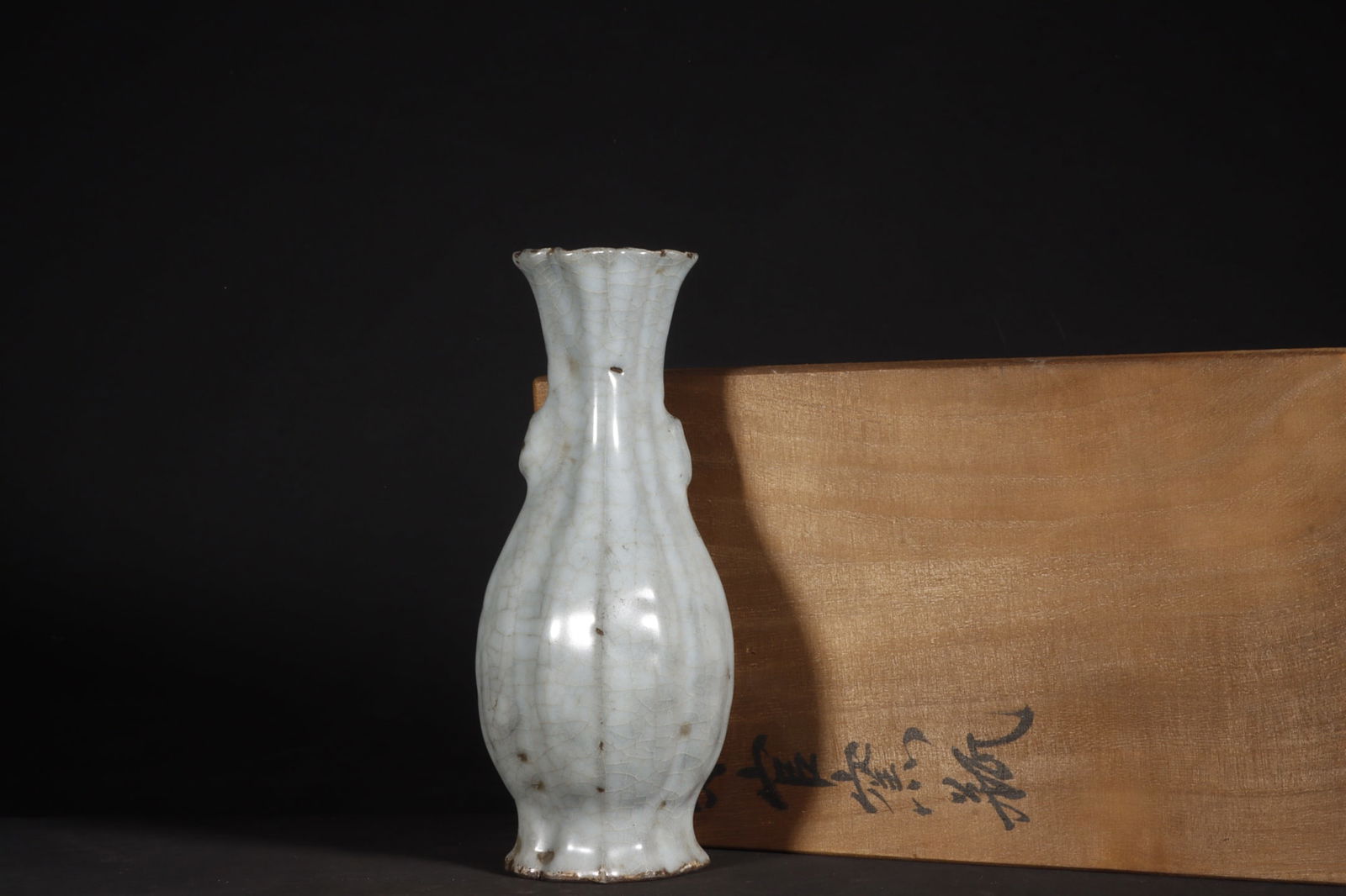 Chinese guan kiln porcelain vase Song dynasty (1 of 9)