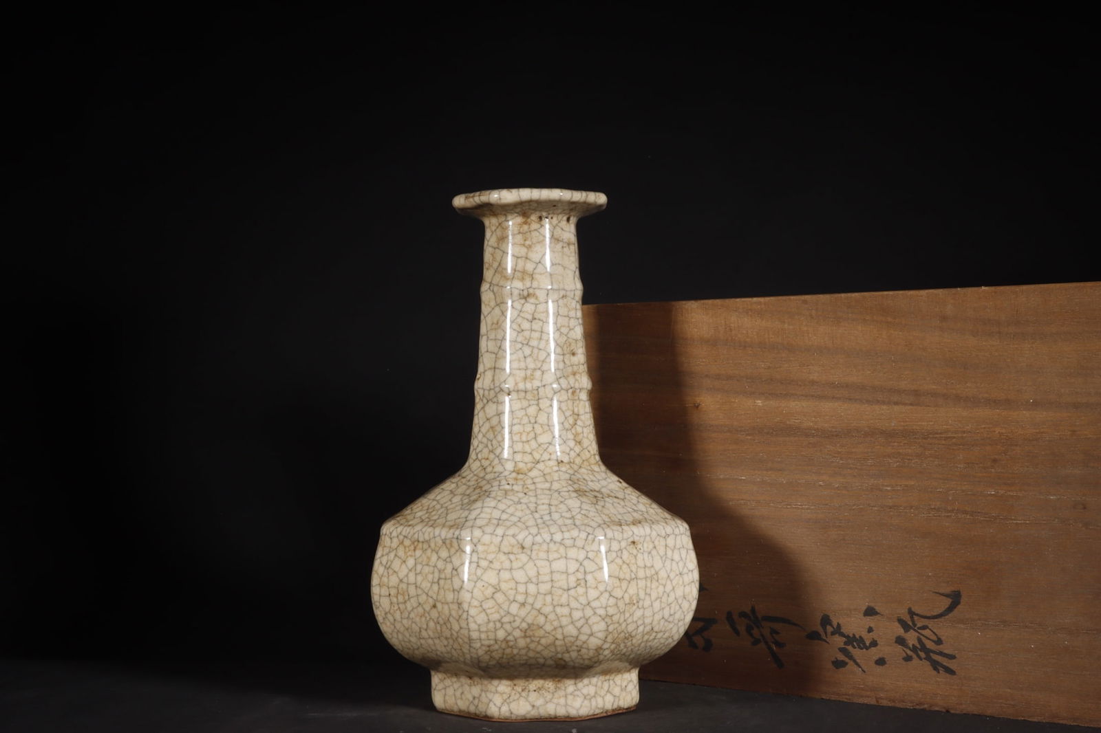 Chinese ge kiln porcelain vase Song dynasty (1 of 9)