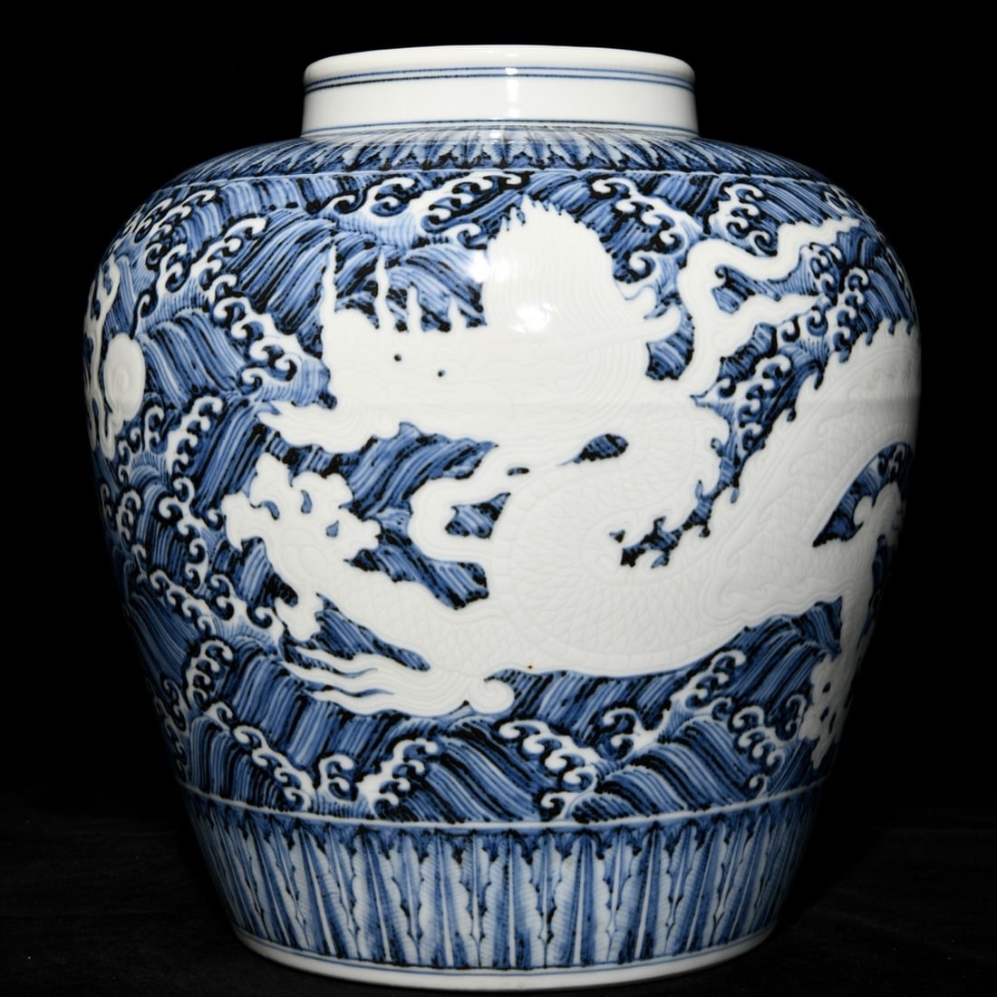 Chinese blue and white porcelain jar Ming dynasty Xuande Mark & Period: Size: Height 33 cm - Width 32 cm Materials: Porcelain Time Period: Ming dynasty Manufactured Date: Xuande Mark & Period Object: Chinese Antique ⛨ Purchase With Confidence ✔ Verified