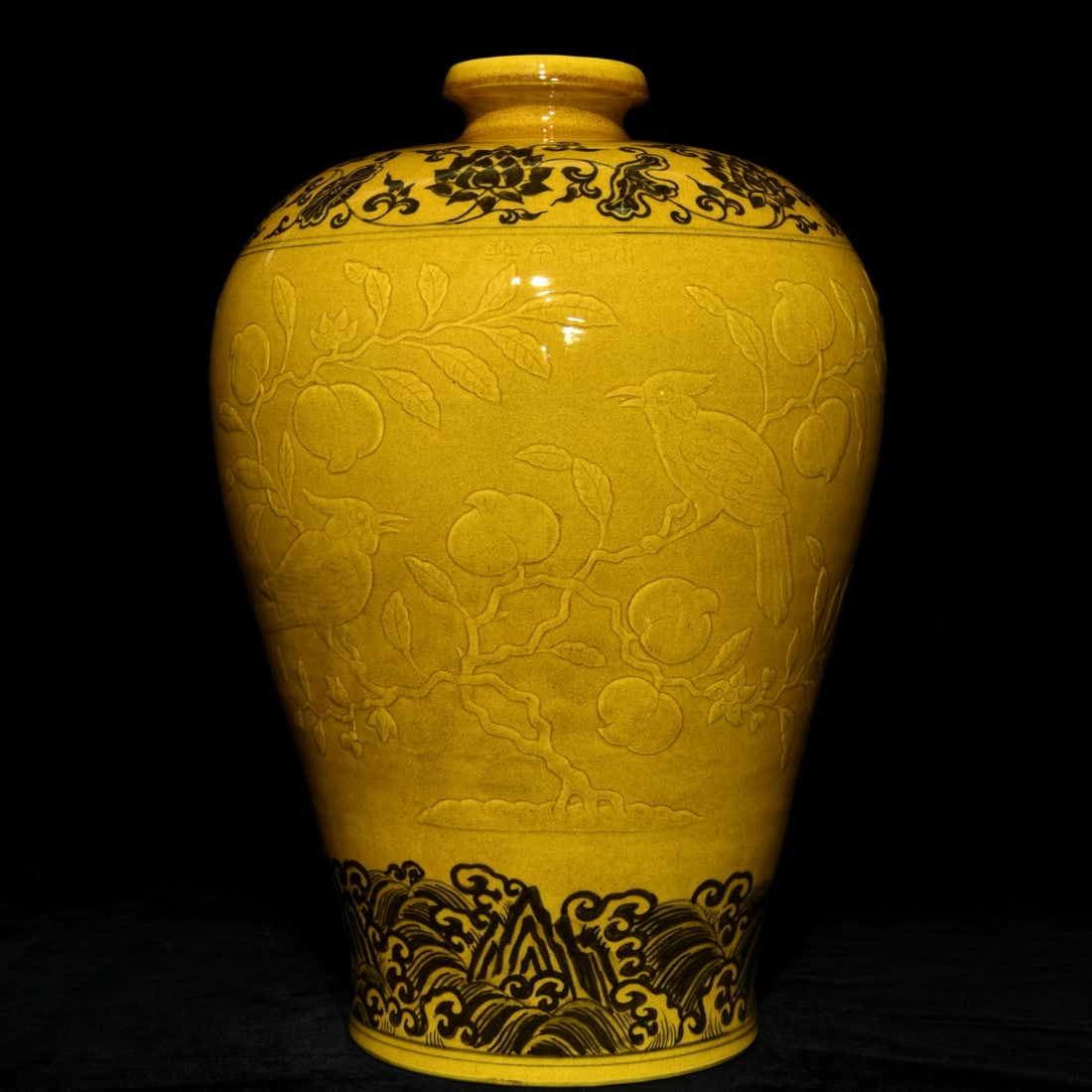 Chinese yellow and black porcelain vase Ming dynasty Yongle Mark & Period (1 of 9)