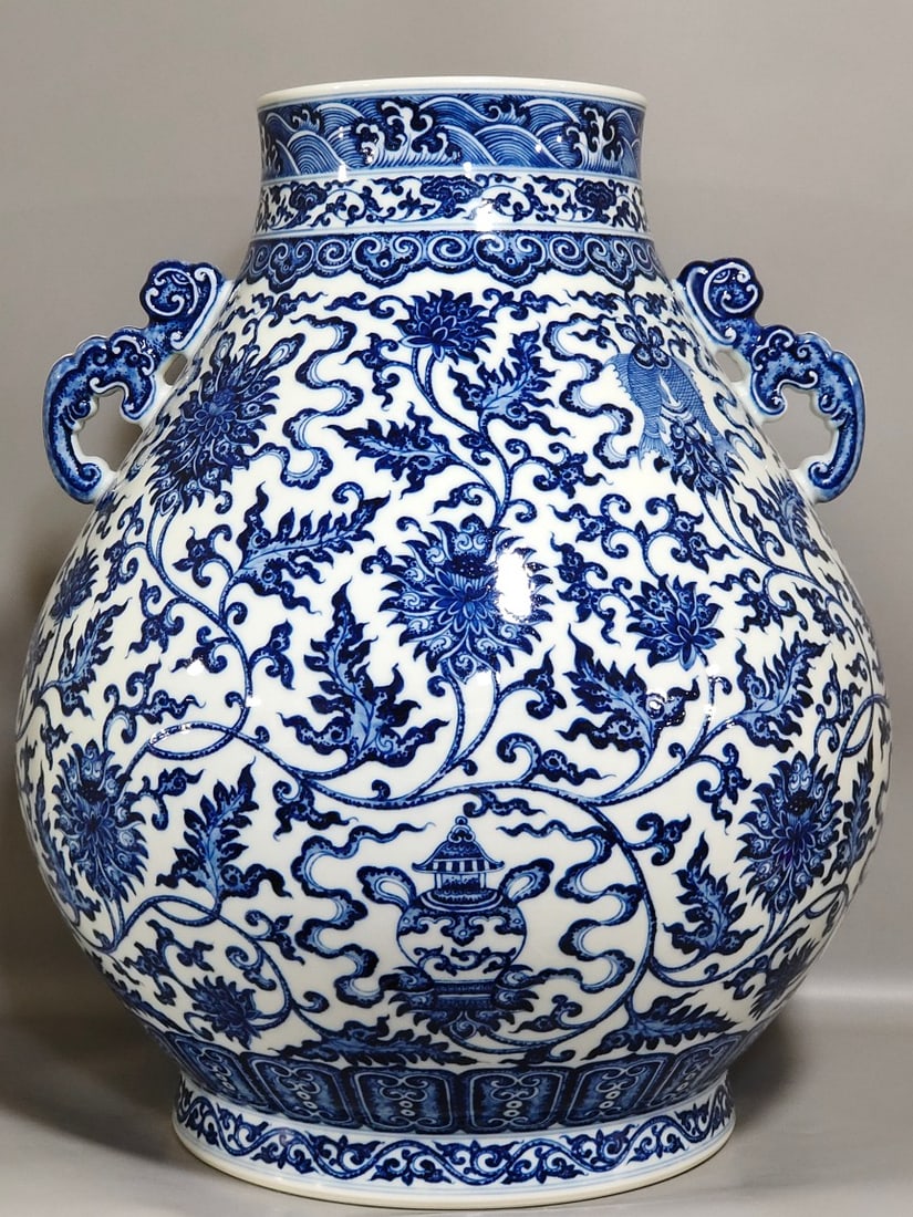 Very Rare Chinese blue and white porcelain vase Qing dynasty Qianlong Mark & Period (1 of 9)