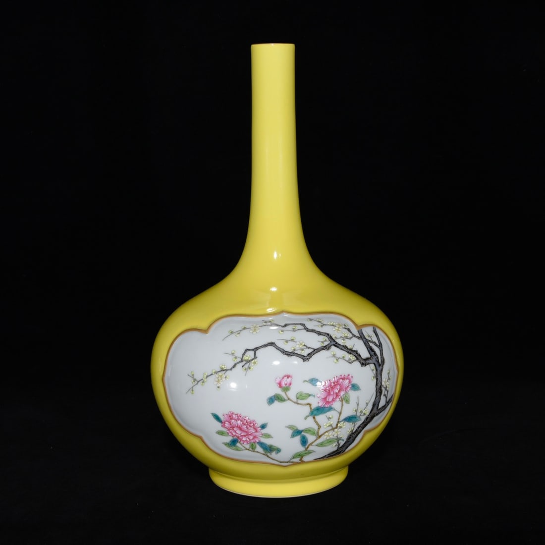 Chinese famille rose porcelain vase Qing dynasty Qianlong Mark & Period (1 of 9)
