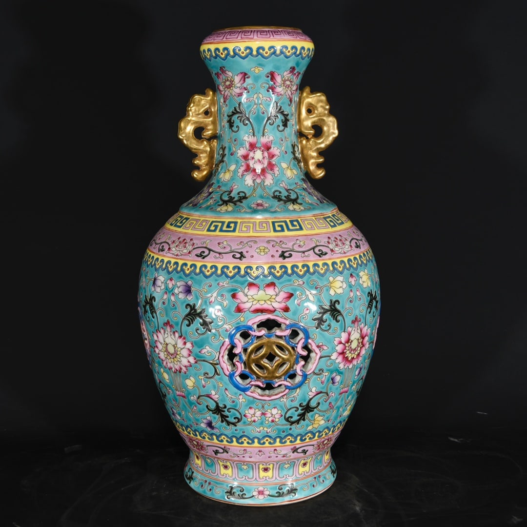 Chinese famille rose porcelain vase Qing dynasty Qianlong Mark & Period: Size: Height 39 cm - Width 16 cm Materials: Porcelain Time Period: Qing dynasty Manufactured Date: Qianlong Mark & Period Object: Chinese Antique ⛨ Purchase With Confidence ✔ Verifi