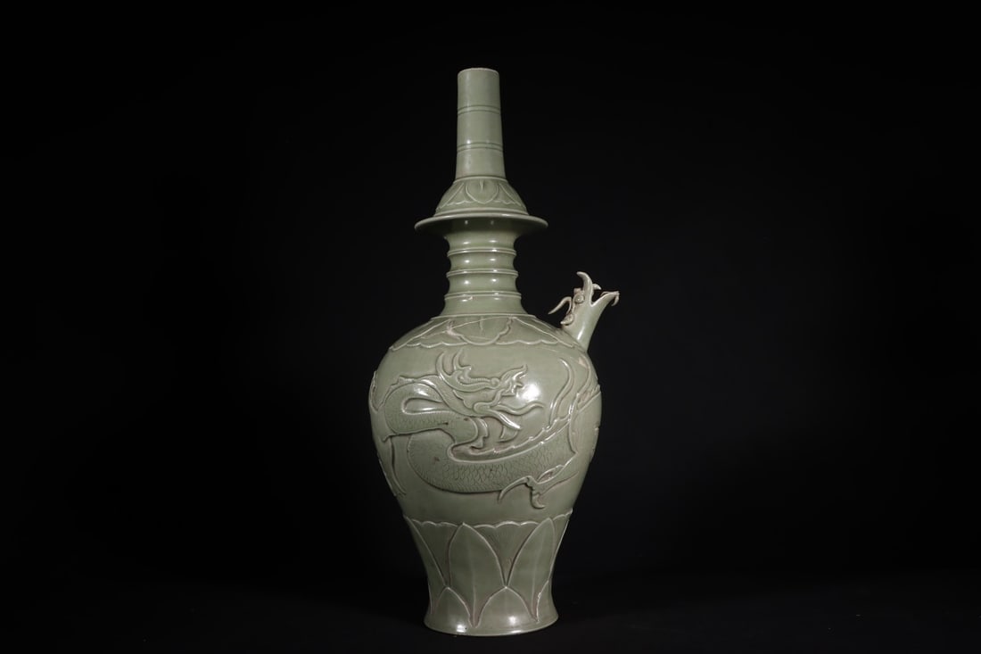 Chinese yue kiln porcelain bottle Song Dynasty (1 of 9)