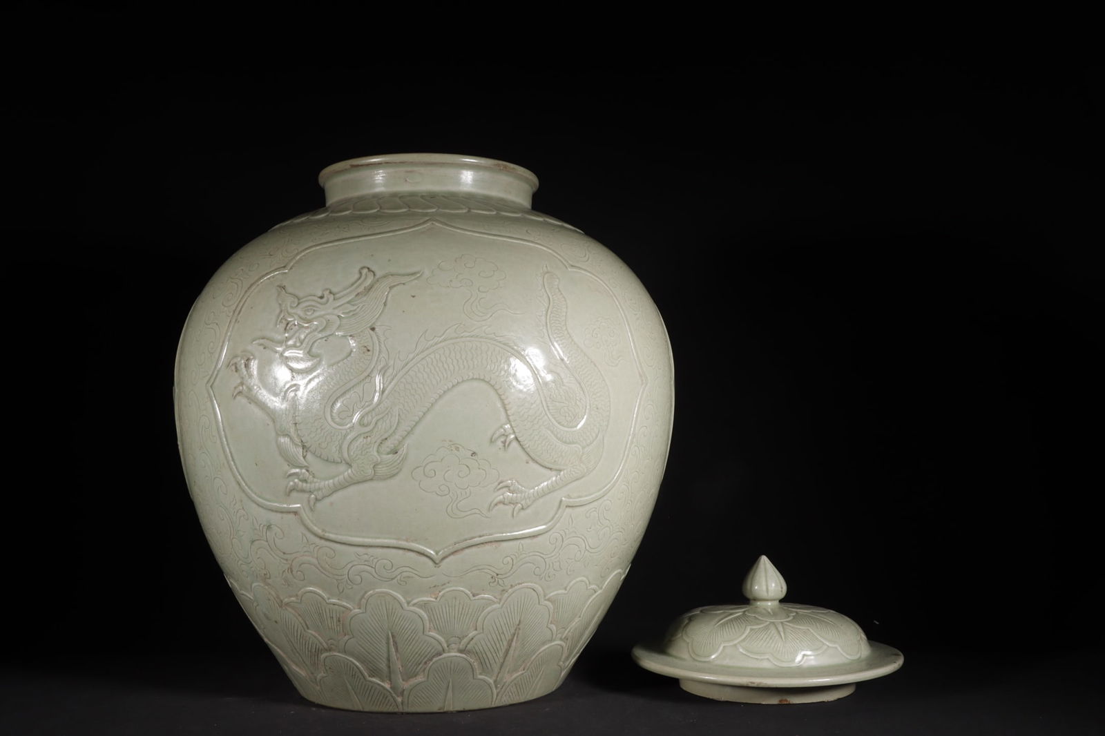 Chinese yue kiln porcelain jar Song dynasty (1 of 9)