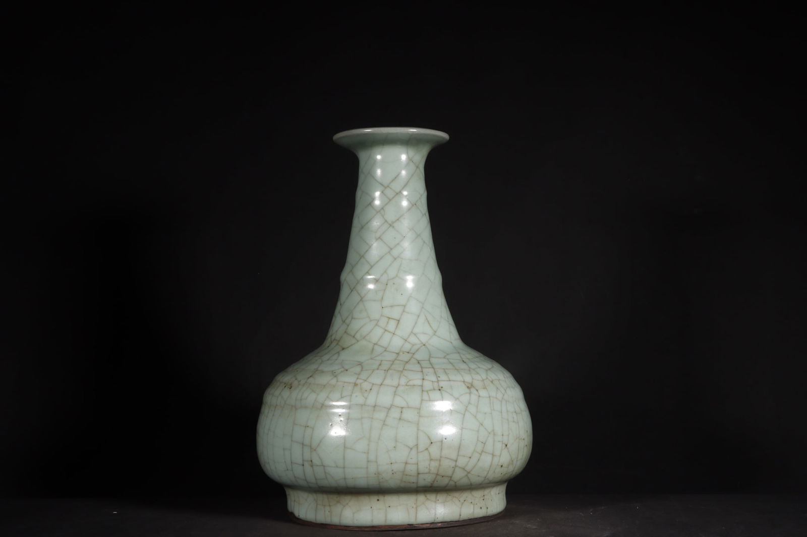 Chinese official kiln porcelain vase Song dynasty (1 of 9)