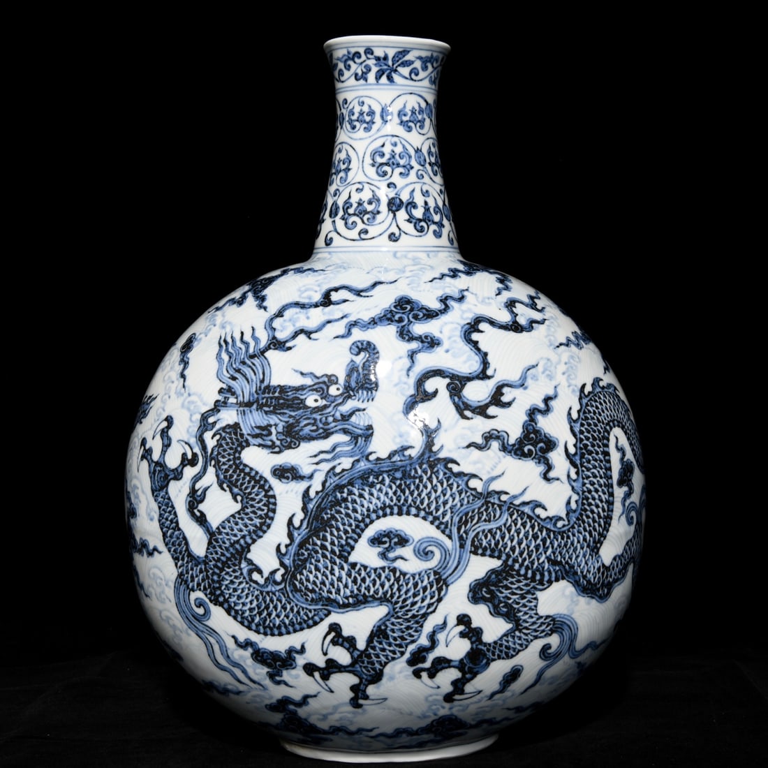 Chinese blue and white porcelain vase Ming dynasty Xuande Mark & Period (1 of 9)