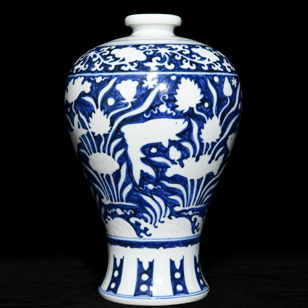 Chinese blue and white porcelain vase Ming dynasty Xuande Mark & Period: Size: Height 31.5 cm - Width 20 cm Materials: Porcelain Time Period: Ming dynasty Manufactured Date: Xuande Mark & Period Object: Chinese Antique ⛨ Purchase With Confidence✔