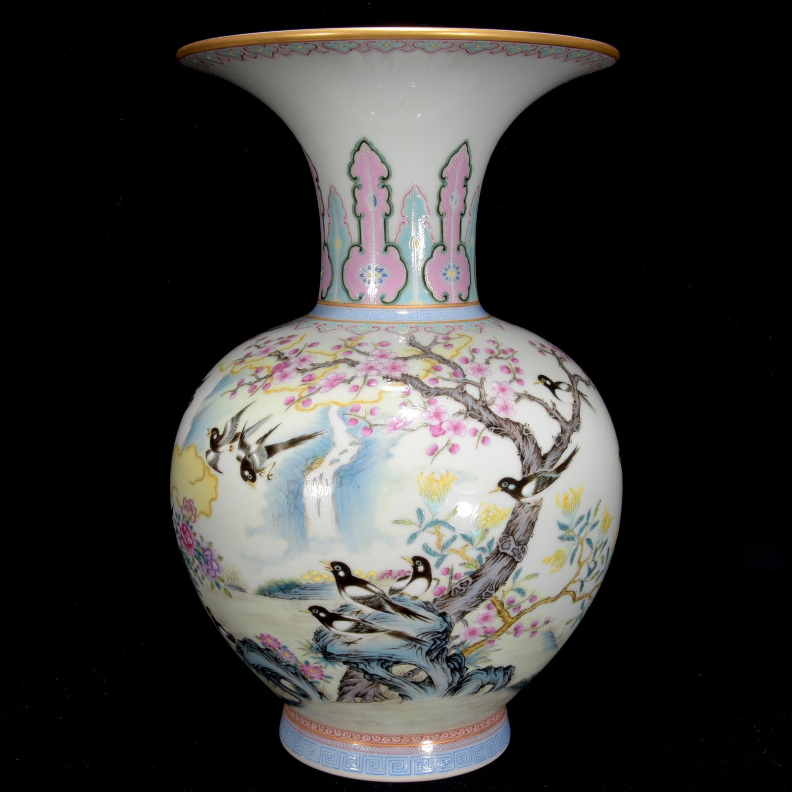 Chinese famille rose porcelain vase Qing dynasty Qianlong Mark & Period (1 of 9)