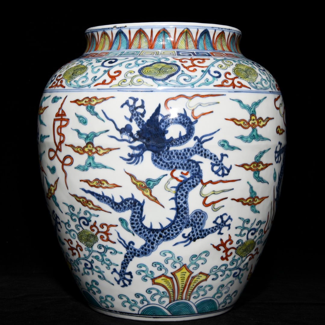Chinese wucai porcelain jar Ming dynasty Jiajing Mark & Period (1 of 9)