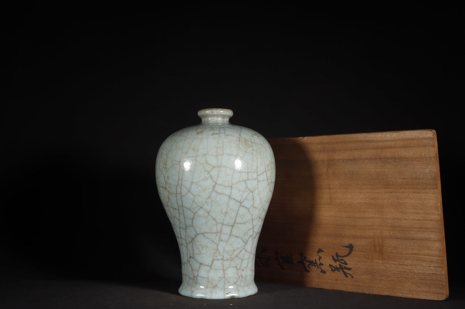 Chinese official kiln porcelain vase Song dynasty (1 of 9)