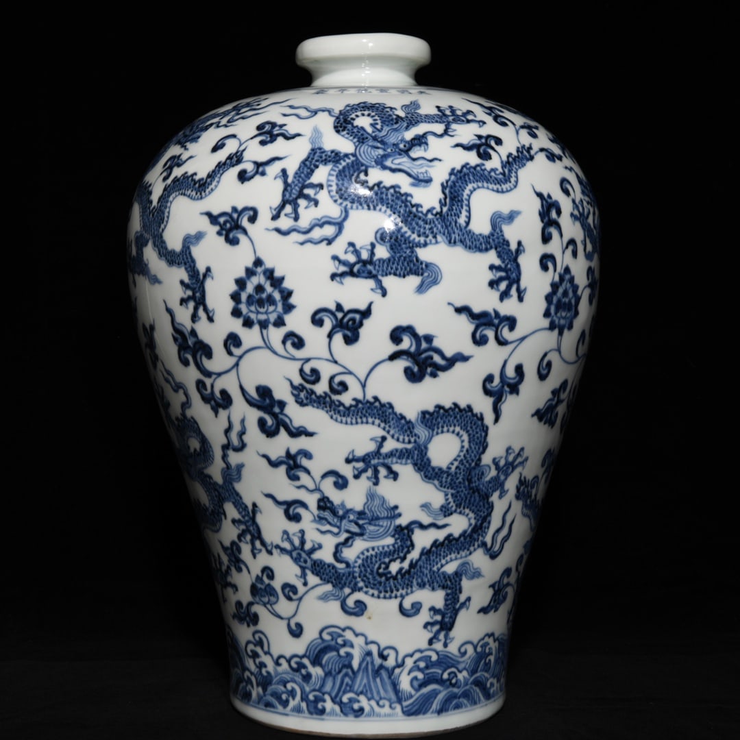Chinese blue and white porcelain vase Ming dynasty Xuande Mark & Period: Size: Height 41.5 cm - Width 31 cm Materials: Porcelain Time Period: Ming dynasty Manufactured Date: Xuande Mark & Period Object: Chinese Antique ⛨ Purchase With Confidence ✔ Verifi