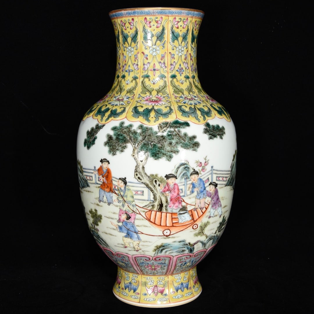 Chinese famille rose porcelain vase Qing dynasty Qianlong Mark & Period (1 of 9)